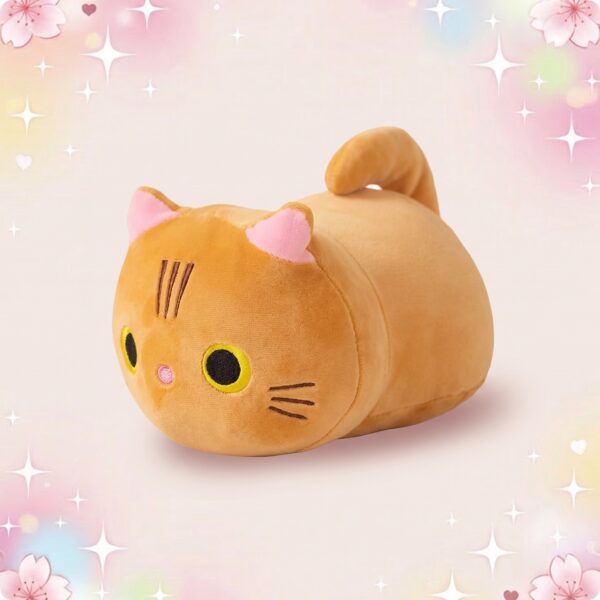 Une peluche kawaii chat mignon beige et orange, avec petites oreilles roses, yeux ronds et queue relevée, posée sur un fond pastel doux avec des étoiles brillantes.