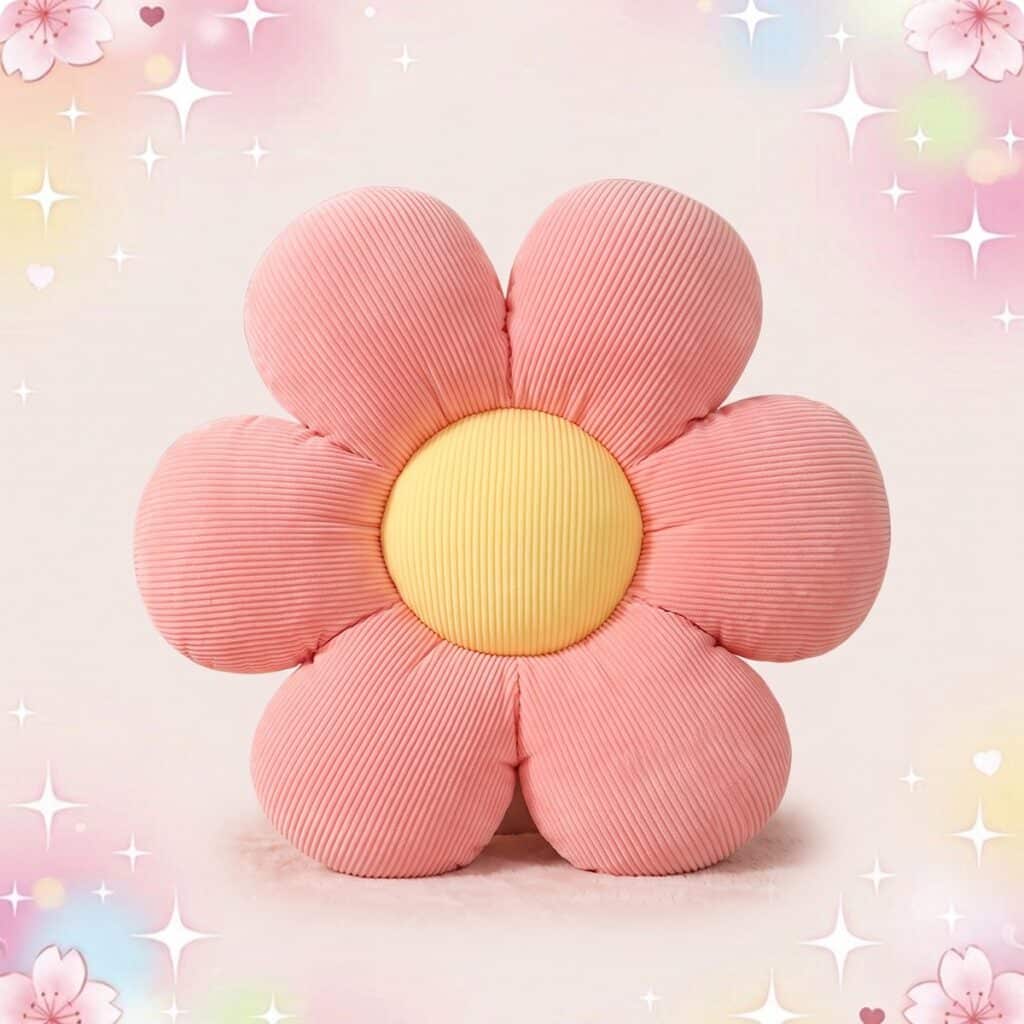 Une peluche kawaii coussin fleur rose, en forme de grosse fleur moelleuse avec un cœur jaune, posée sur un fond pastel brillant.