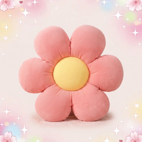 Une peluche kawaii coussin fleur rose, en forme de grosse fleur moelleuse avec un cœur jaune, posée sur un fond pastel brillant.