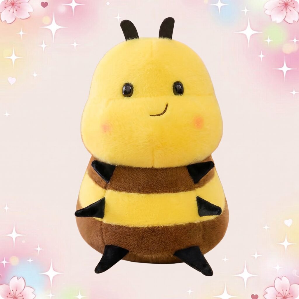 Une peluche kawaii abeille mignonne jaune et marron, toute ronde, avec un petit sourire, des yeux noirs brillants et de petites antennes, sur un fond rose décoré d’étoiles et de fleurs.