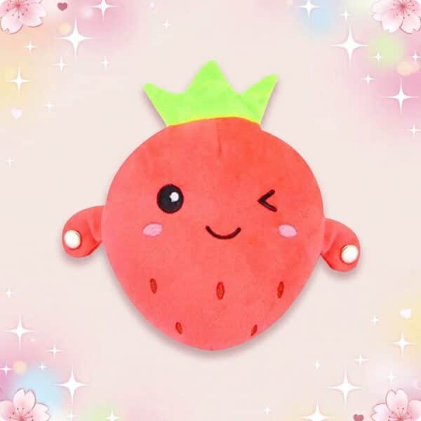 Une peluche kawaii musicale en forme de fruit, en forme de fraise souriante et clin d’œil, avec de petits bras, sur un fond rose tendre et étoilé.