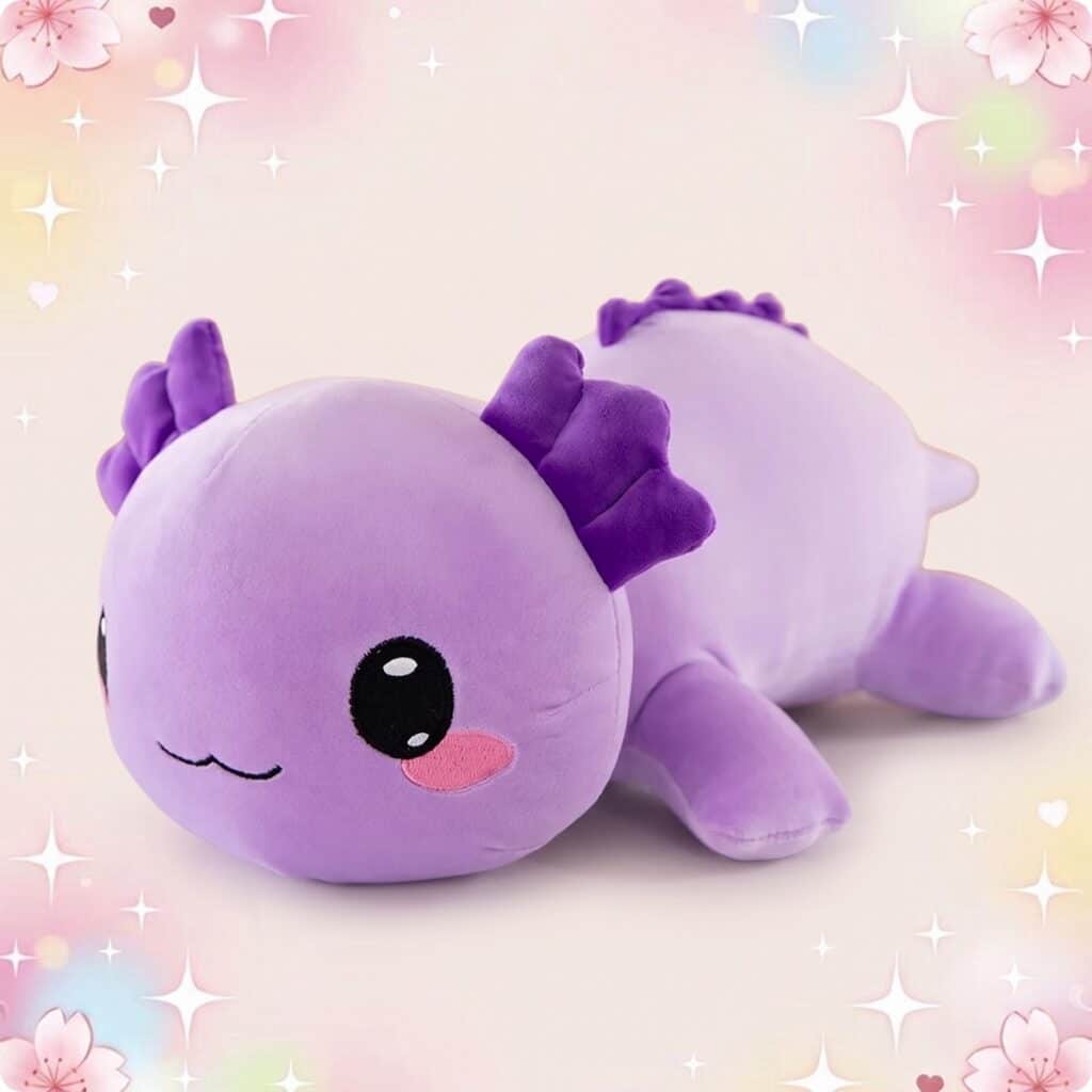 Une peluche kawaii bébé axolotl mignon violette, toute ronde avec de grands yeux noirs et un petit sourire, posée sur un fond rose doux avec des étoiles et des cœurs.