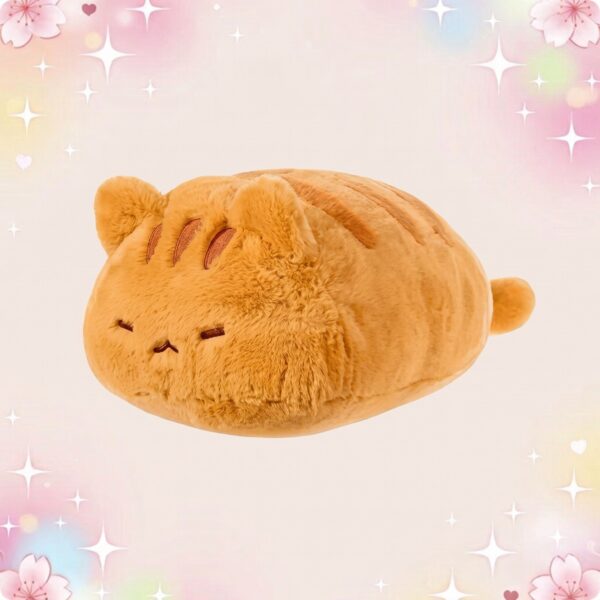 Une peluche kawaii géante chat endormi orange, toute douce et ronde, avec de petits yeux fermés, posée sur un fond pastel avec des étoiles et des fleurs.