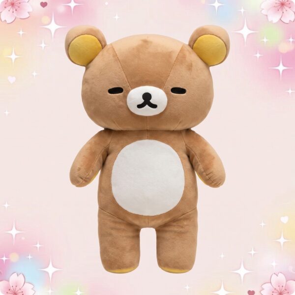 Une grande peluche kawaii géante ours Rilakkuma beige, avec un ventre blanc et un visage tout doux, sur un fond rose pastel décoré d’étoiles et de fleurs.