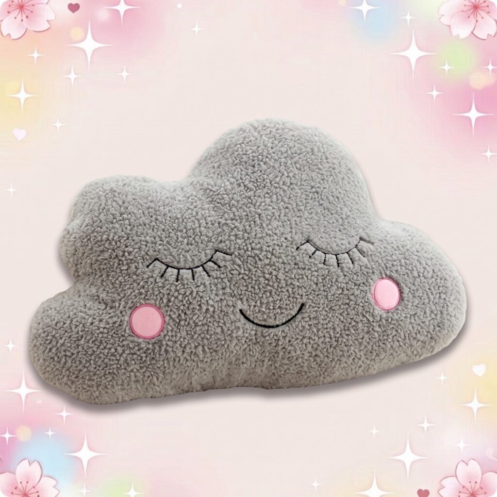 Un doudou kawaii en forme de nuage gris, tout doux, avec des joues roses et un petit sourire, posé sur un fond pastel décoré d’étoiles et de fleurs.