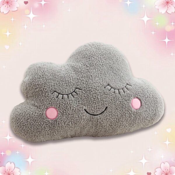 Un doudou kawaii en forme de nuage gris, tout doux, avec des joues roses et un petit sourire, posé sur un fond pastel décoré d’étoiles et de fleurs.