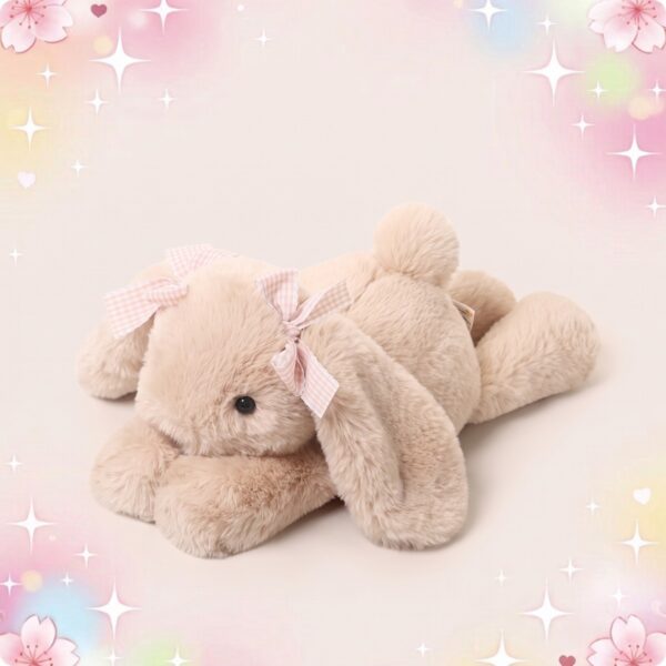 Un doudou kawaii lapin mignon beige tout doux avec de grandes oreilles et des rubans roses, posé sur un fond pastel décoré d’étoiles et de fleurs.