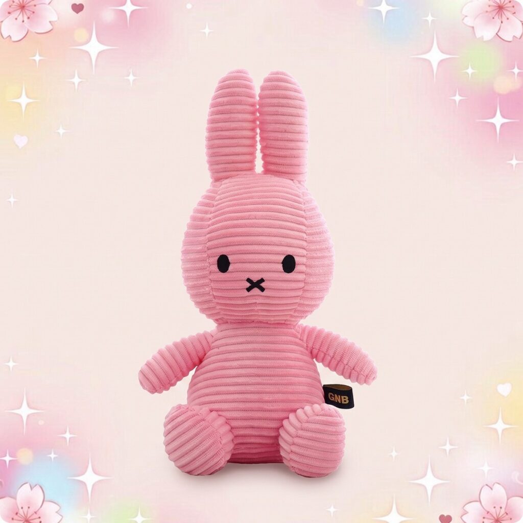 Un doudou kawaii lapin Miffy tricoté rose, assis au centre sur un fond doux et pastel avec des étoiles brillantes.
