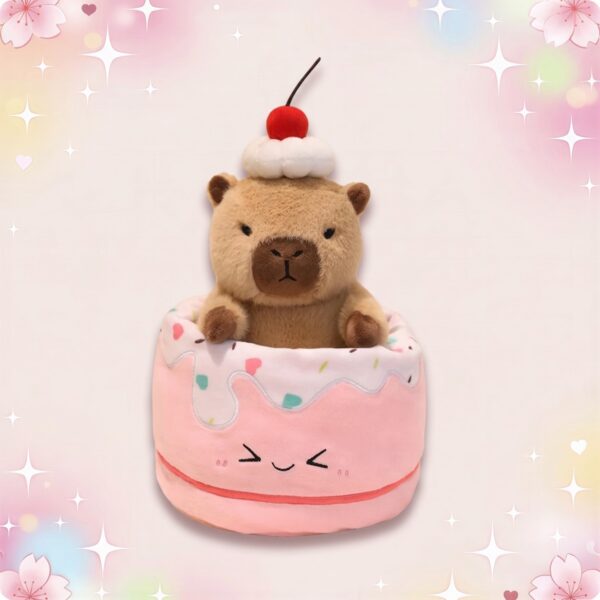 Une peluche capybara hamburger kawaii beige, sortie d’un gâteau rose avec une cerise sur la tête, sur un fond pastel décoré d’étoiles et de fleurs.