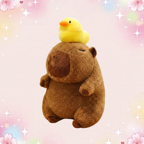 Une peluche capybara kawaii avec un poussin jaune posé sur sa tête, sur un fond rose pastel tout doux avec des étoiles scintillantes.