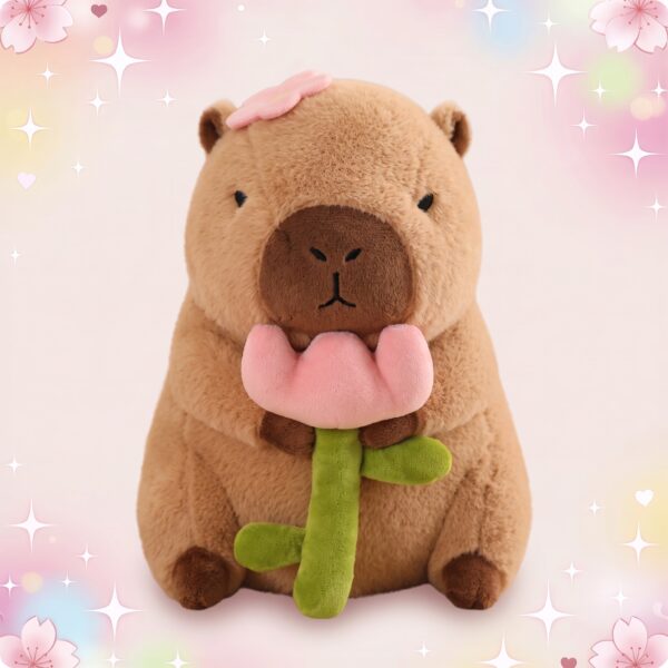 Une peluche kawaii capybara avec sa fleur, toute douce et ronde, tenant une fleur rose et verte sur un fond pastel décoré d’étoiles et de petits cœurs.