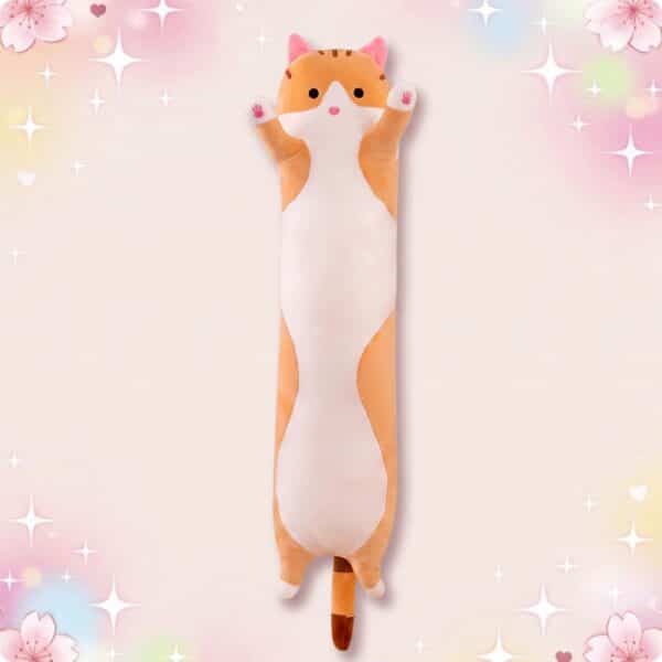 Une peluche chat géant kawaii orange et blanche, allongée verticalement avec les pattes levées, sur un fond rose pastel avec des étoiles et des fleurs.