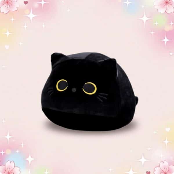 Une peluche chat noir tout rond kawaii, toute douce et bien ronde, avec de grands yeux jaunes, posée sur un fond rose pastel décoré d’étoiles et de fleurs.