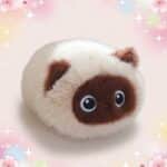 Une peluche chat fluffy allongé blanche et marron, toute douce et ronde, avec un petit visage de chat et de grands yeux, posée sur un fond rose pastel avec des étoiles et des fleurs.