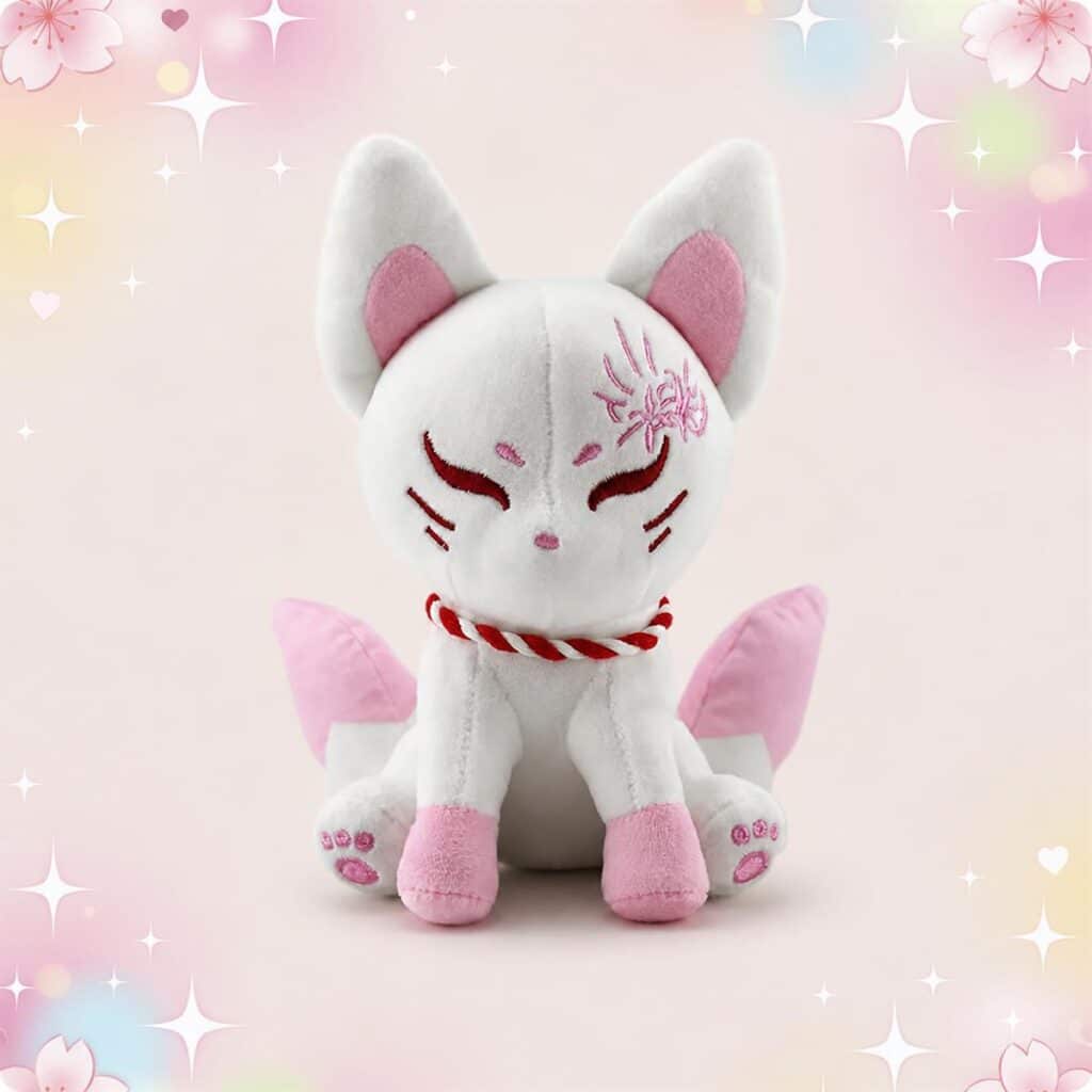Une peluche renard kawaii assis style figurine gashapon blanche et rose, avec grandes oreilles, yeux brodés et petite queue, sur fond pastel décoré d’étoiles et de fleurs.