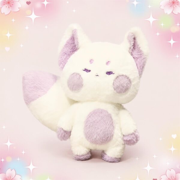 Une peluche renard kawaii à grande queue façon poupée amusante blanche et violette, avec de grandes oreilles, des joues rondes et un fond rose décoré d’étoiles et de cœurs.