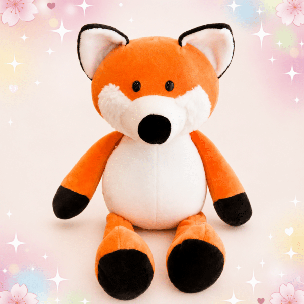 Une peluche renard kawaii réaliste et articulée orange et blanche, avec de grandes oreilles, un museau noir et de petites pattes, assise sur un fond rose décoré d’étoiles et de cœurs.