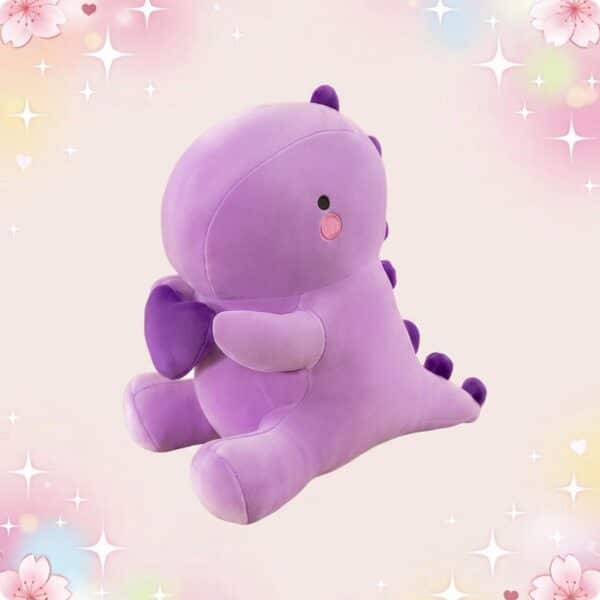 Une peluche dinosaure kawaii avec un petit coeur violette, toute douce et assise sur un fond rose pastel avec des étoiles et des fleurs.
