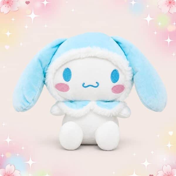 Une peluche Cinnamoroll avec bonnet d'hiver, blanche et toute douce, avec de grandes oreilles bleues, assise sur un fond pastel avec des étoiles et des fleurs.