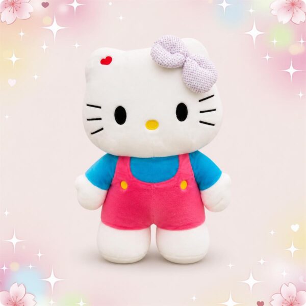 Une grande peluche Hello Kitty en salopette rose et t-shirt bleu, avec un nœud à pois, posée sur un fond pastel décoré d’étoiles et de petits cœurs.