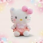 Une peluche Hello Kitty avec sa jolie robe rose et un gros nœud, assise sur un fond pastel rempli de petits cœurs et d’étoiles scintillantes.