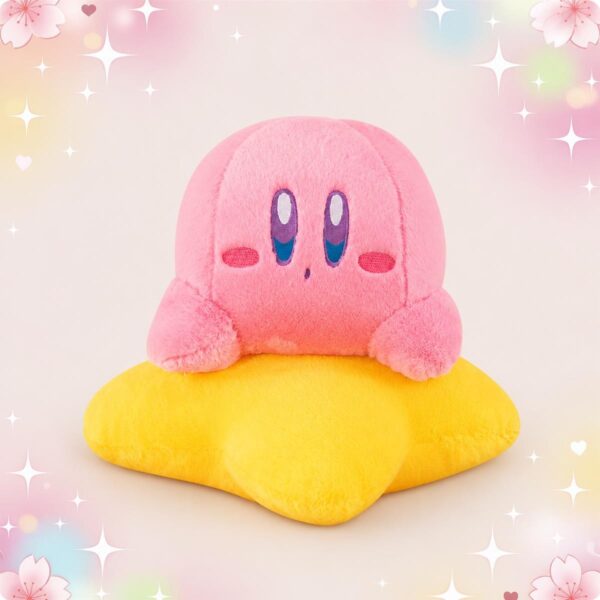 Une peluche Kirby allongé sur son étoile rose, toute douce, avec un fond pastel rempli de petites étoiles scintillantes.