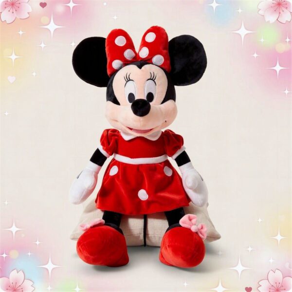 Une peluche Minnie dans sa robe rouge à pois blancs, assise devant un fond pastel décoré d’étoiles et de petites fleurs.