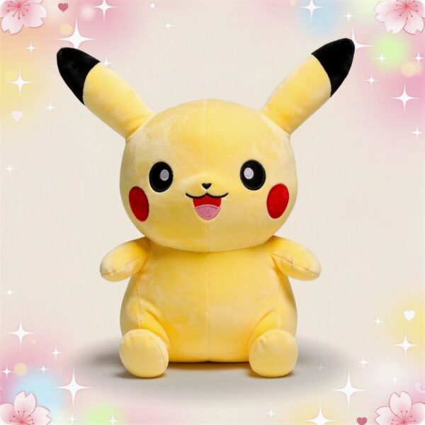 Une peluche Pikachu assis jaune avec de grandes oreilles noires, des joues rouges et un sourire, posée sur un fond pastel décoré d’étoiles et de cœurs.