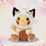 Une peluche Pikachu déguisé en Miaouss assise, avec une capuche blanche à oreilles noires, devant un fond doux rose et lumineux.