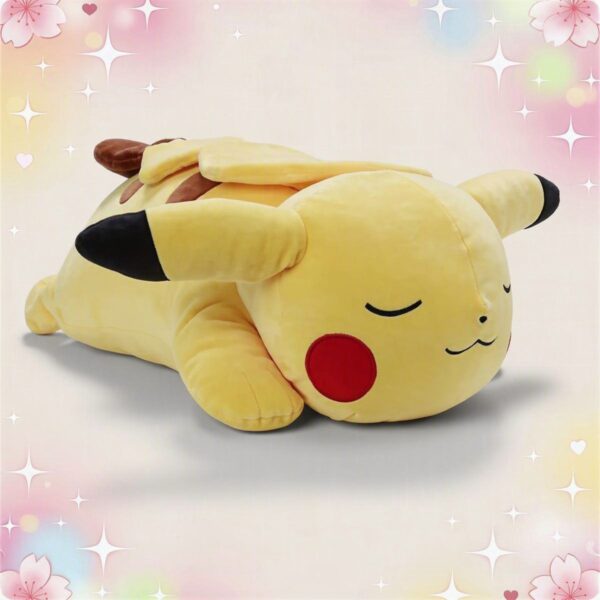 Une peluche Pikachu endormi grand format jaune, couchée sur le côté avec les yeux fermés, dans un décor doux et coloré.