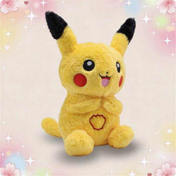 Une peluche Pikachu respirant et lumineux jaune, assise avec de grandes oreilles noires et un petit visage souriant, sur un fond doux et coloré.