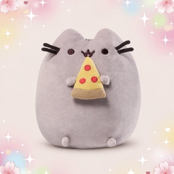 Une peluche Squishmallow chat tenant une pizza, toute ronde et douce, avec un petit sourire, sur un fond rose pastel décoré d’étoiles brillantes et de fleurs.
