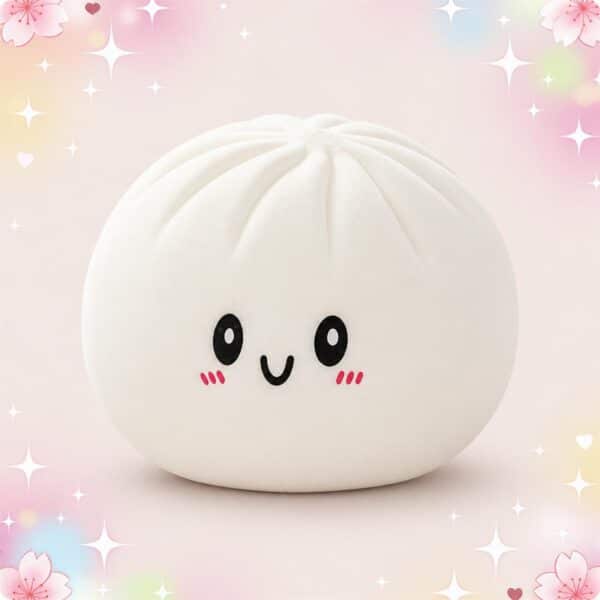Une peluche Squishmallow en forme de gros ravioli blanche, ronde et moelleuse, avec un petit visage souriant, sur un fond rose pastel décoré d’étoiles et de fleurs.