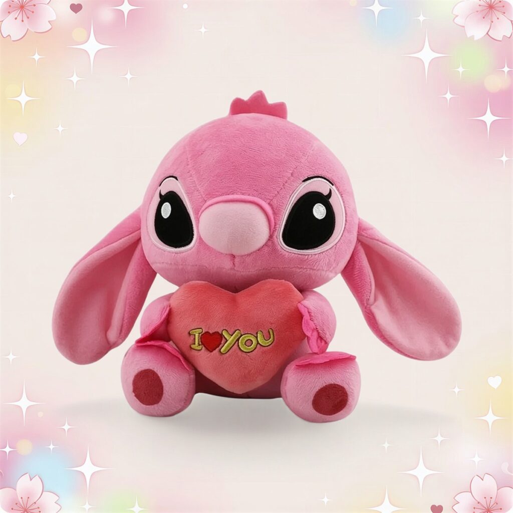 Une peluche Stitch Angel tenant un coeur rose assise au centre, avec de grands yeux noirs et un fond pastel décoré de petites étoiles et de cœurs.