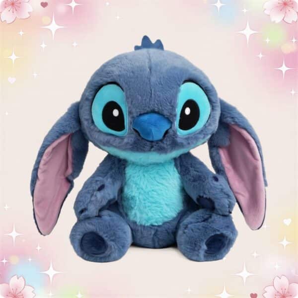 Une peluche Stitch assis bleue aux grandes oreilles roses, assise au centre sur un fond pastel avec des cœurs et des étoiles brillantes.