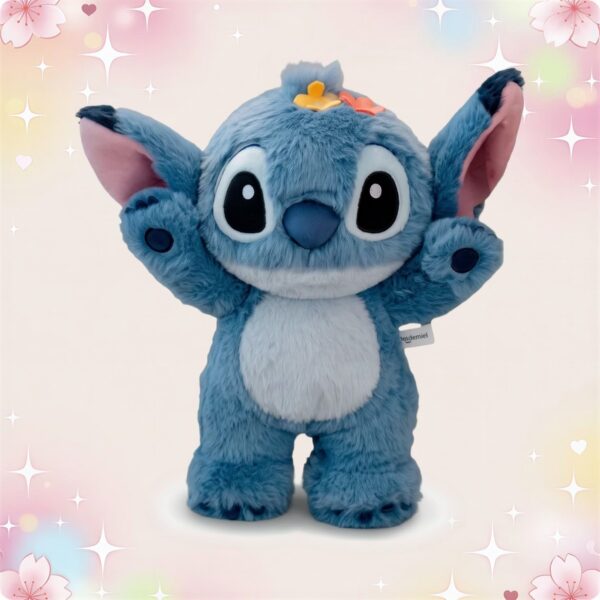 Une peluche Stitch debout et bras levés, toute bleue avec un ventre blanc et de grandes oreilles roses, sur un fond doux avec des étoiles et des fleurs.