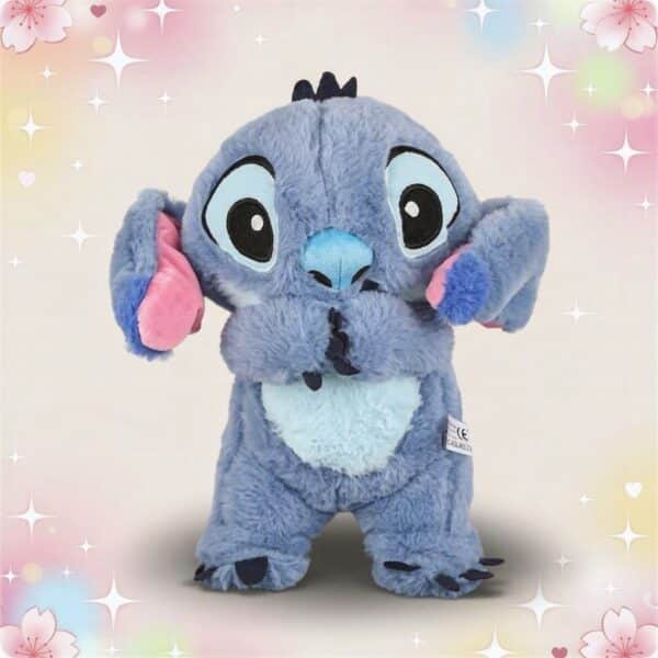 Une peluche Stitch respirante bleue aux grandes oreilles roses, posée sur un fond pastel avec des cœurs et des étoiles scintillantes.