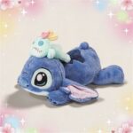 Une peluche Stitch et scrump allongés grand format bleue, avec Scrump posé sur son dos, sur un fond doux pastel et scintillant.