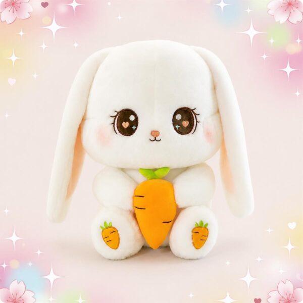 Une peluche lapin kawaii géante avec carotte blanche et toute douce, avec de grandes oreilles tombantes, de grands yeux mignons et une carotte orange dans ses pattes, sur fond pastel avec étoiles et fleurs.