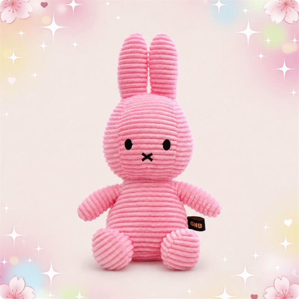 Une peluche lapin kawaii en velours côtelé rose, assise au centre sur un fond pastel avec de petites étoiles et fleurs, avec de longues oreilles et un visage mignon.