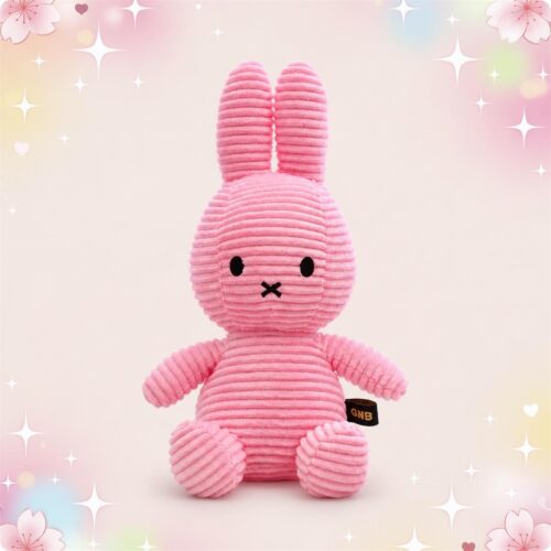 Une peluche lapin kawaii en velours côtelé rose, assise au centre sur un fond pastel avec de petites étoiles et fleurs, avec de longues oreilles et un visage mignon.