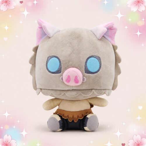 Une peluche Demon Slayer Inosuke en forme de petit personnage assis, avec un masque de sanglier gris, un nez rose, de grands yeux bleus et un fond pastel rempli d’étoiles et de cœurs.
