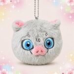 Une peluche Demon Slayer Inosuke version porte-clés grise et toute douce, avec de grands yeux bleus, un petit nez rose et une chaîne métallique, sur un fond pastel décoré d’étoiles et de fleurs.