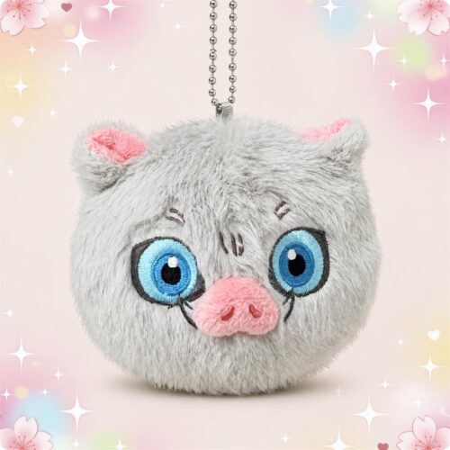 Une peluche Demon Slayer Inosuke version porte-clés grise et toute douce, avec de grands yeux bleus, un petit nez rose et une chaîne métallique, sur un fond pastel décoré d’étoiles et de fleurs.