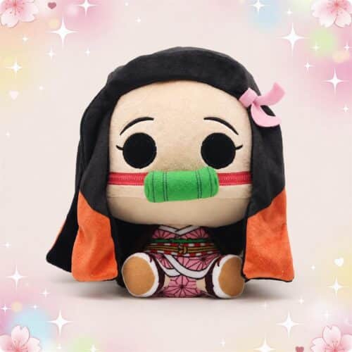Une peluche Demon Slayer Nezuko assise, avec grands yeux noirs, cheveux noirs et nœud rose, portant un kimono rose, sur un fond pastel décoré d’étoiles et de fleurs.