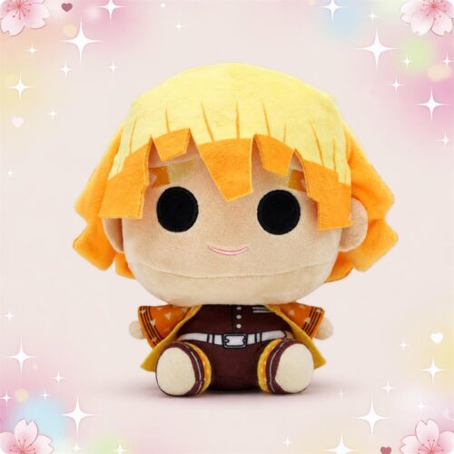 Une peluche Demon Slayer Zenitsu assise, avec de grands yeux noirs, des cheveux jaunes et orange, et un petit sourire, sur un fond rose décoré d’étoiles et de fleurs.