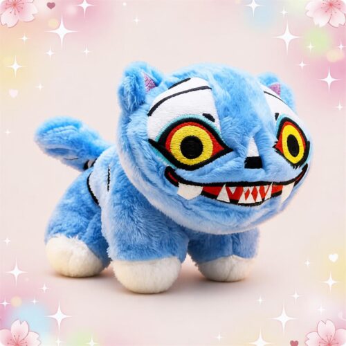 Une peluche Kpop Demon Hunters Derpy le tigre bleue, avec de grands yeux jaunes et un sourire de petit monstre, posée sur un fond pastel avec des étoiles et des cœurs.