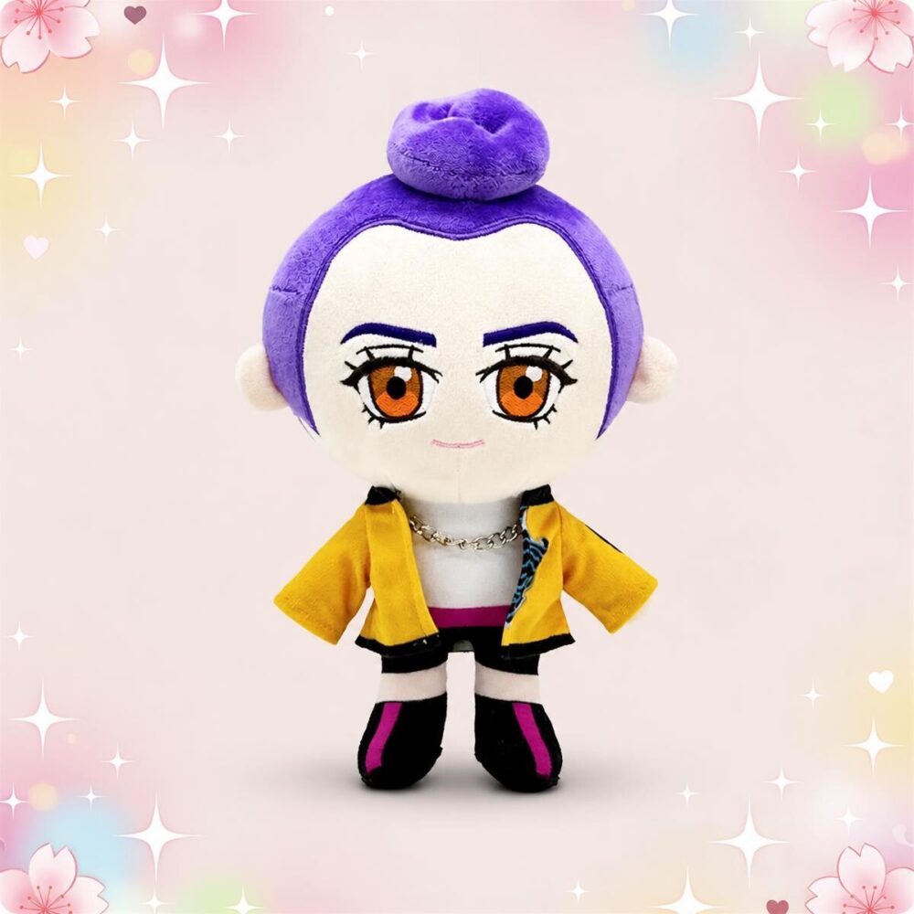 Une peluche Kpop Demon Hunters Rumi violette avec grand visage, yeux orange, veste jaune et petites bottes, posée sur un fond rose pastel avec des étoiles.
