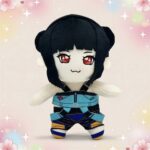 Une peluche Kpop Demon Hunters Zoey, petite poupée douce aux cheveux noirs, yeux rouges et tenue bleue, debout sur un fond pastel avec des fleurs et des cœurs.