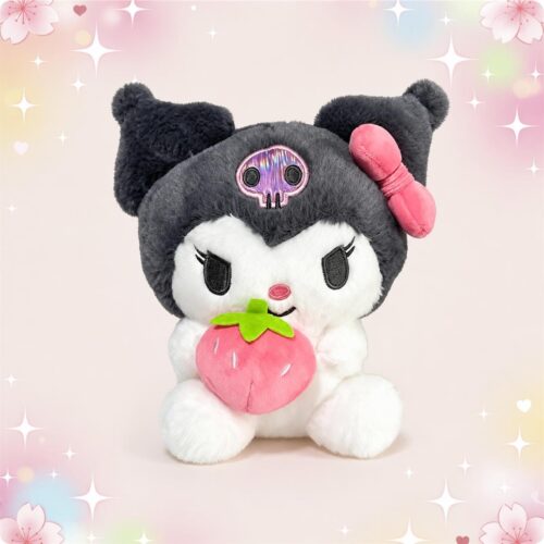 Une peluche Sanrio Kuromi tenant une fraise rose, avec de grandes oreilles noires, un visage blanc et un fond pastel décoré d’étoiles et de cœurs.